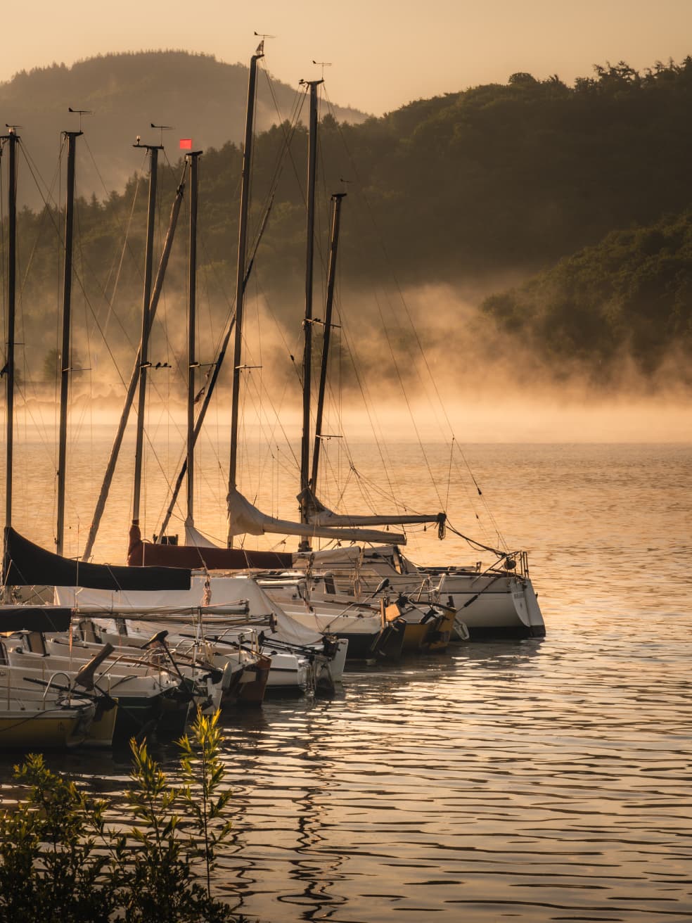 Boote im Morgennebel